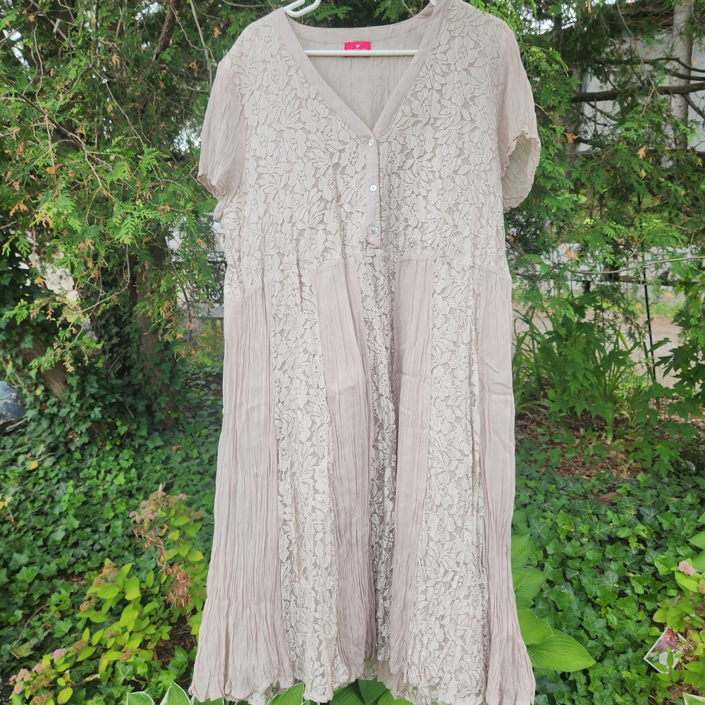 Chic Pink and Gold Tiered Midi Sundress with Flutter Sleeves